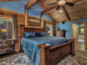 Grey Wolf Lodge with Hot Tub