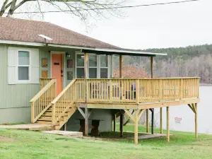 Spacious Kitchen and Relaxing Atmosphere - Gorgeous River Retreat