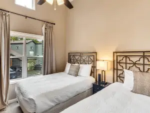 Beautiful downtown townhouse with patio, grill, firepit, fireplace, washer/dryer