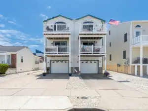 Renovated with Backyard Oasis! Quick Walk to Town & Beach. 4 BRs. Sleeps 10
