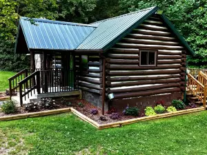 Cozy log cabin with hot tub in Markleysburg!