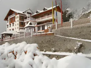 Yarlam Resort