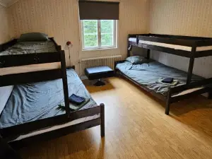 Mysigt Hus Med Utsikt över fjäll Och älv.