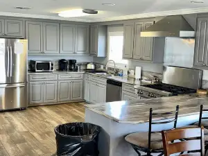 The Pearl - Beautiful, renovated Houseboat in Venice Marina!