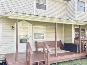 New! Ideal location! Walk to Town! Family Fun! Mountain/Park Views! Pet Friendly