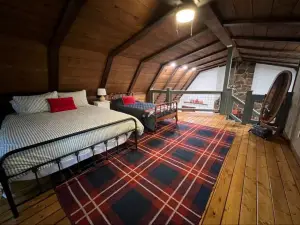 Cozy Cabin with Wooded Yard - Rock Fireplace Gas Logs - King, Queen, & Twin Bed