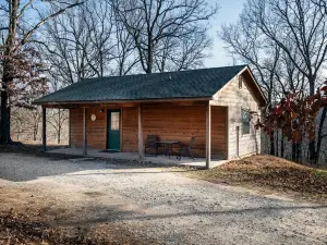 Rustic Boars Nest Cabin with a Hot Tub
