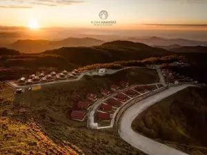 Flora Handüzü Resort & Wellness Bungalow Hotel