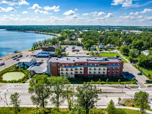 Stunning Lake Views and Luxury Amenities - Exquisite Penthouse Retreat