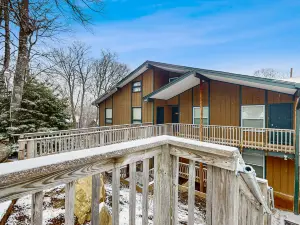 Ski lovers condo w/easy access to slopes, renovated kitchen & stone fireplace
