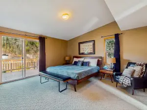 Luxury mountain cabin with river access & private hot tub - dog-friendly