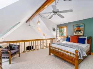 Secluded home w/ private grill, gas fireplace, full kitchen, and free WiFi