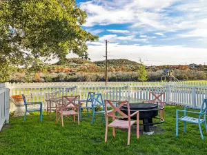 Kingsby Cottage - 1BR & Mountain Views