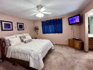 Cinnebar Hideaway ~ Private & Close to Ski Hills!
