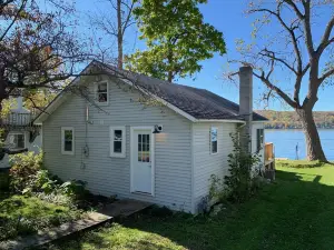 Cozy Lakefront Cottage!