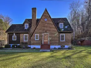 'Homeplace' w/ Yard - 10 Mi to Jenny Wiley!