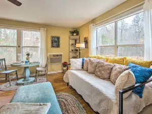 กระท่อมแขก Rusk น่ารักพร้อมสนามที่ใช้ร่วมกัน