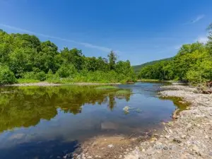 Tucked Away w Hot Tub, Fire Pit, Deck, & WiFi