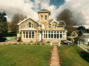 Holly Lodge