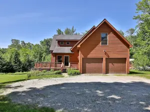 Cortina Mountain Chalet - Outdoor Hot Tub - Close to Pico and Killington Mountains 3 Bedroom Home