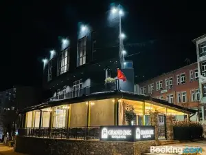 Grand Jnk Boutique Hotel