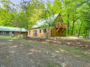 Quaint Naples Cottage: Walk to Trickey Pond & Cove