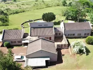 Crest Farm - Self-Catering 2-Bedroom, Wi-fi, Views, Swiming Pool