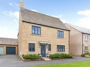 Modern Cotswolds House within walking distance of Moreton-in-Marsh train station
