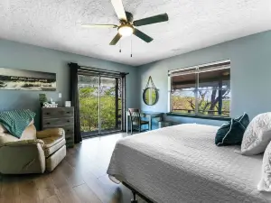 Quiet cabin with gorgeous views in the Arbuckle Mountains & near the lake.