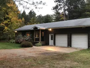 Upscale north woods Cabin in Hiawatha National Forest near Pic Rocks!Snowmobile!