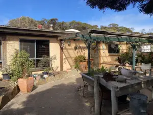 Koru Cottage is a cosy home nestled in the dunes of beautiful Vivonne Bay on KI.