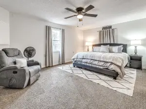 Lakefront Getaway w Boat Slip, Sandy Beach, 2 Living Rooms. Sleeps 12