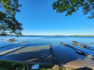 Charming Lakefront Cottage on Coldwater Lake