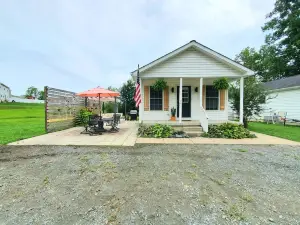 Trendy Cozy Cottage Clean Bright Three bed, Two bath Patio