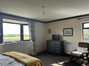 4 Bed Room Bungalow , Open Fire ,Perfect Choice