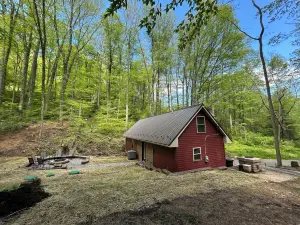 Charming LAKE FRONT COTTAGE just 13 miles from Hocking Hills!