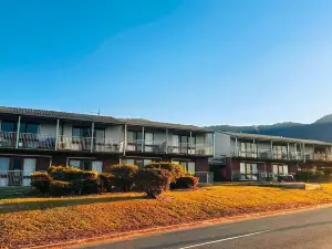 Mountain Creek Motel Bar & Restaurant
