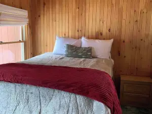 Charming 4-bedroom house with WiFi, AC in delightful Andover