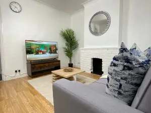 Cosy 3 Bedroom House With Free Parking, garden and close to the High Street