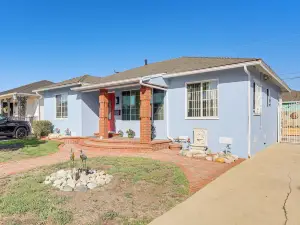 Stylish Home Near Sofi Stadium, LAX & Long Beach