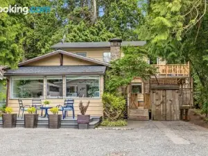 Coastal Cottage, 4 Large Decks, Close to Beach