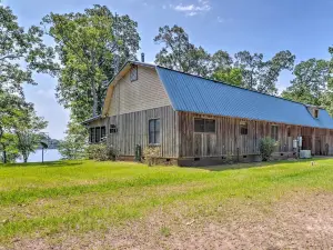 Beautiful Toledo Bend Retreat w/ Private Dock