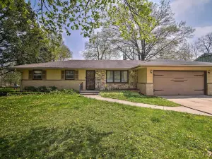 Cozy Rockford Home w/ Deck < 1 Mi to Campus!