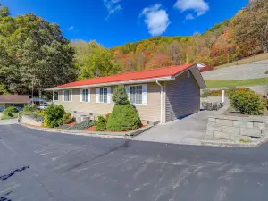 Laptop-Friendly Appalachian Mountain Retreat!