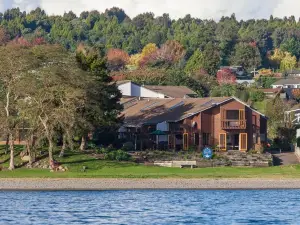 Cascades Lakefront Motel