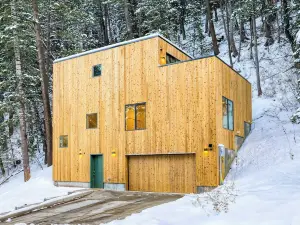 Parkview Mountain House Luxury Ski Home w/ Hot Tub Near Trails & Downtown