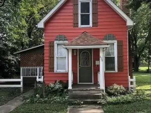 Downtown 2 Bedroom Cottage, Sleeps 6, Walk to Honeywell, Downtown Restaurants
