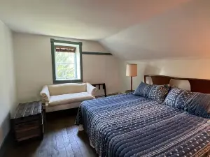 Minutes to Ski Liberty and Gettysburg.  Historic Farmhouse, Gorgeous Views.