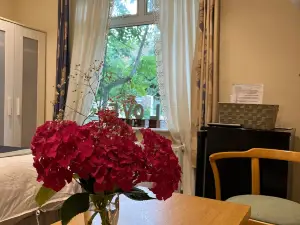 3 Bed Cottage Retreat - Private Garden & Parking