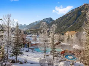 Luxury Log Chalet | Pool + Private HotTub | Ski in/Out | Overlooking Greywolf GC